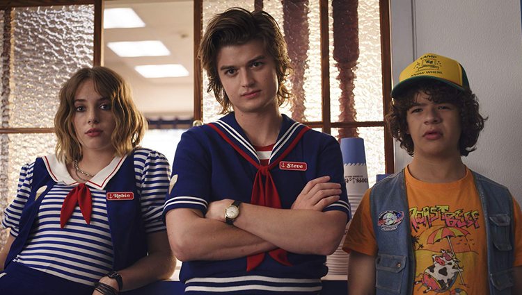 Maya Hawke, Joe Keery y Gaten Matarazzo como Robin, Steve y Dustin