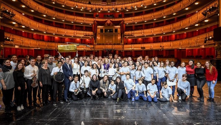 La Reina Sofía con los integrantes de la Orquesta de Instrumentos Reciclados de Cateura