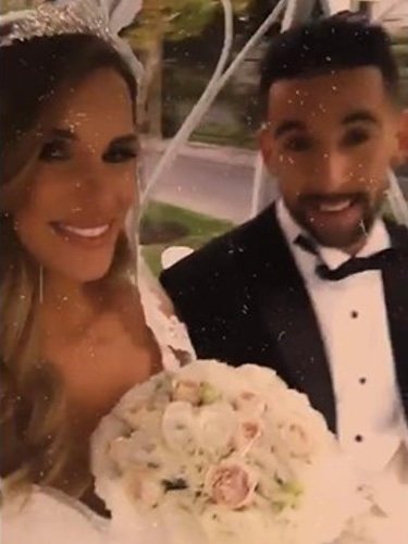 Gala Caldirola y Mauricio Isla saliendo de su boda religiosa/ Foto: Instagram