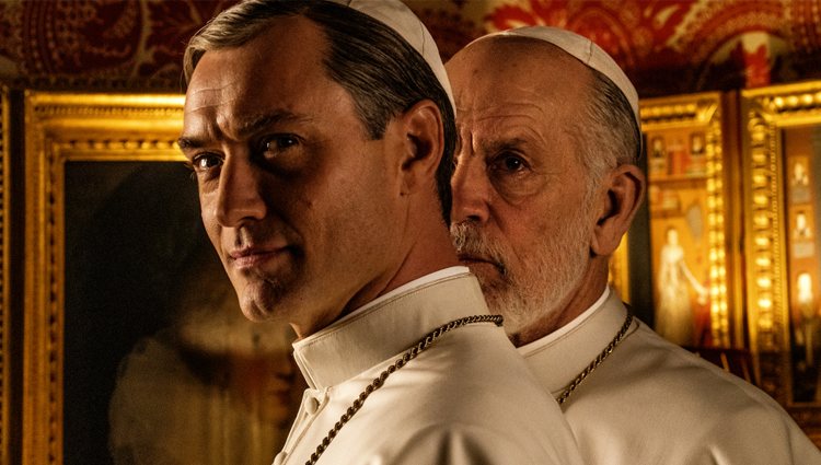 Jude Law y John Malkovich en 'The New Pope'