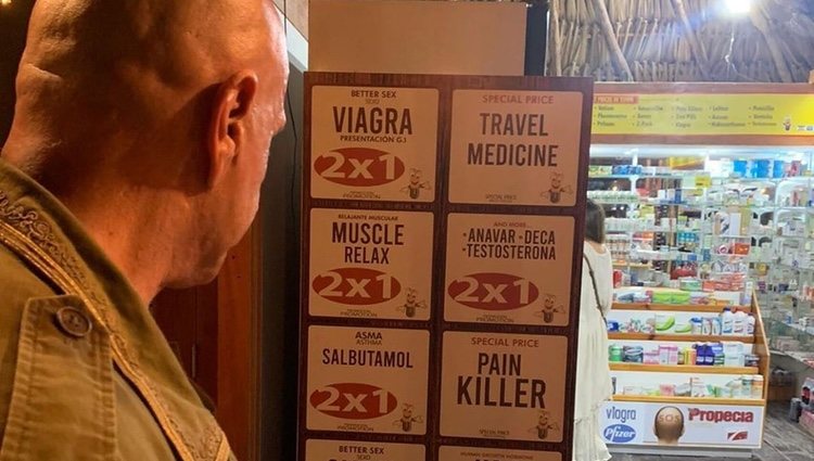 Kiko Matamoros mirando la oferta de viagra/ Foto: Instagram