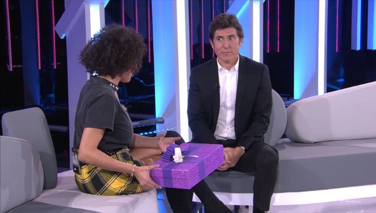 Rocío Madrid trae un regalo a Manel Fuentes en 'TCMS 8'/ Foto: antena3.com