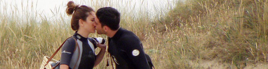 Blanca Suárez y Miguel Ángel Silvestre surfean juntos y enamorados en Cádiz