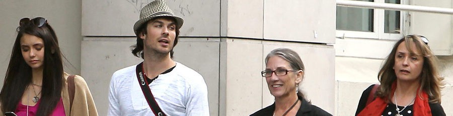 Ian Somerhalder y Nina Dobrev pasean abrazados por París junto a sus madres