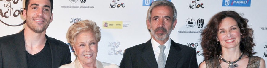 Imanol Arias y Lola Herrera reciben de manos de Miguel Ángel Silvestre el premio de 'La Casa del Actor'