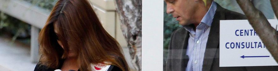 Carla Bruni sale de la clínica La Muette con su hija Giulia en brazos y sin Nicolas Sarkozy