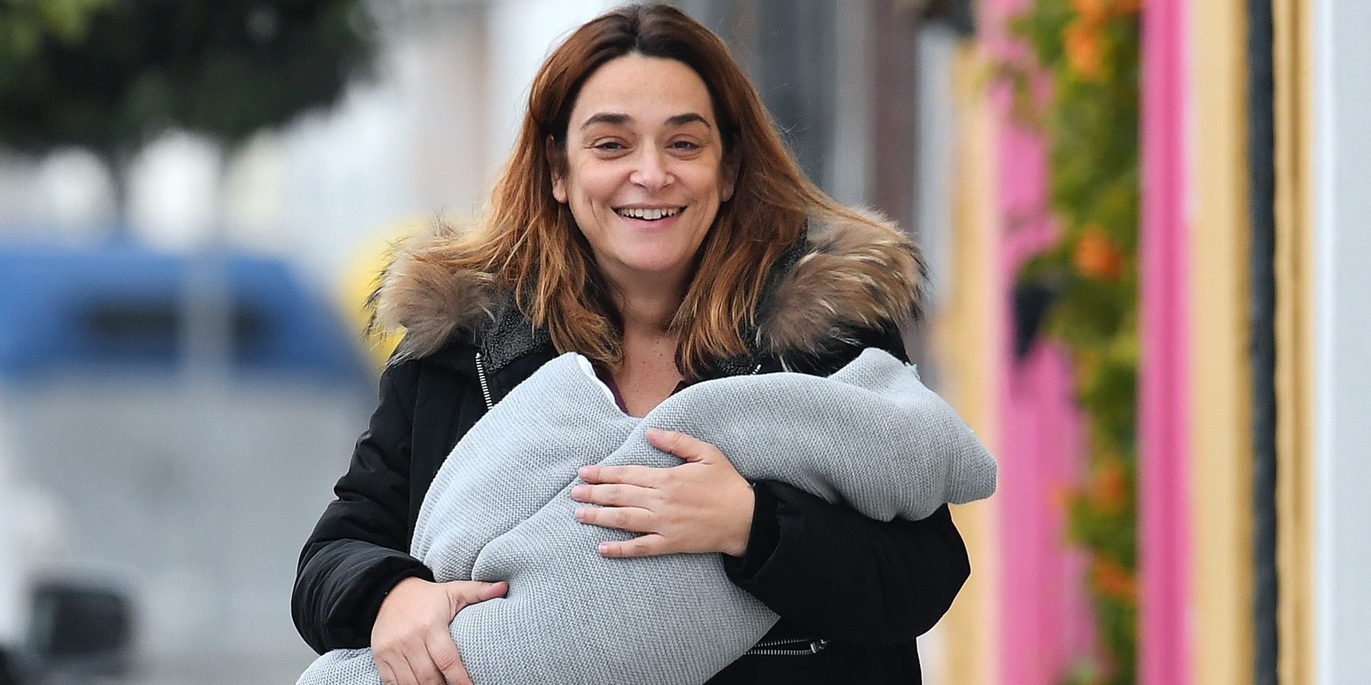 Toñi Moreno da su primer paseo con su hija Lola