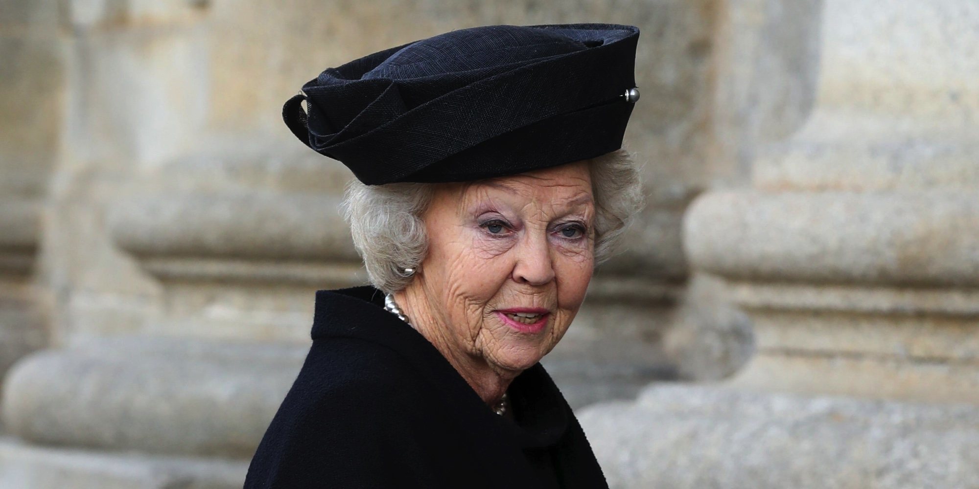 La Princesa Beatriz de Holanda arropa a los hijos de la Infanta Pilar en su funeral en El Escorial