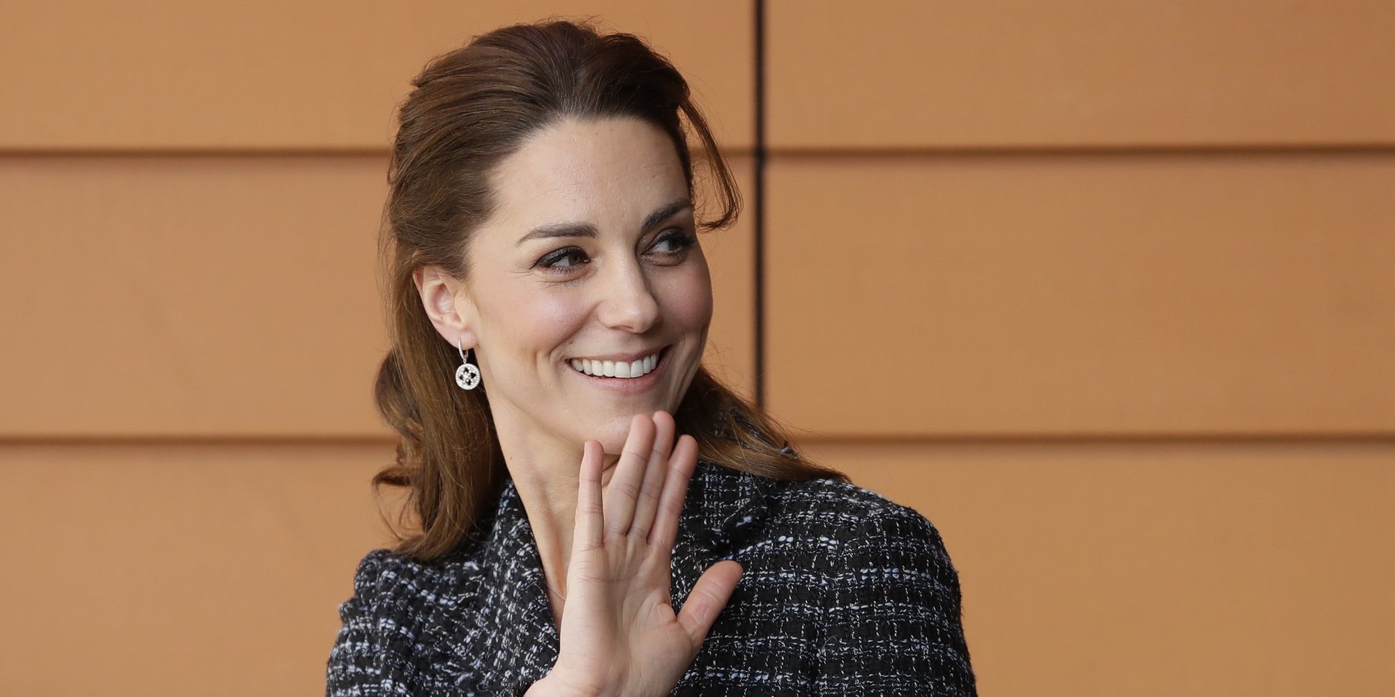 El vestido de Kate Middleton le juega una mala pasada en una visita a un hospital infantil