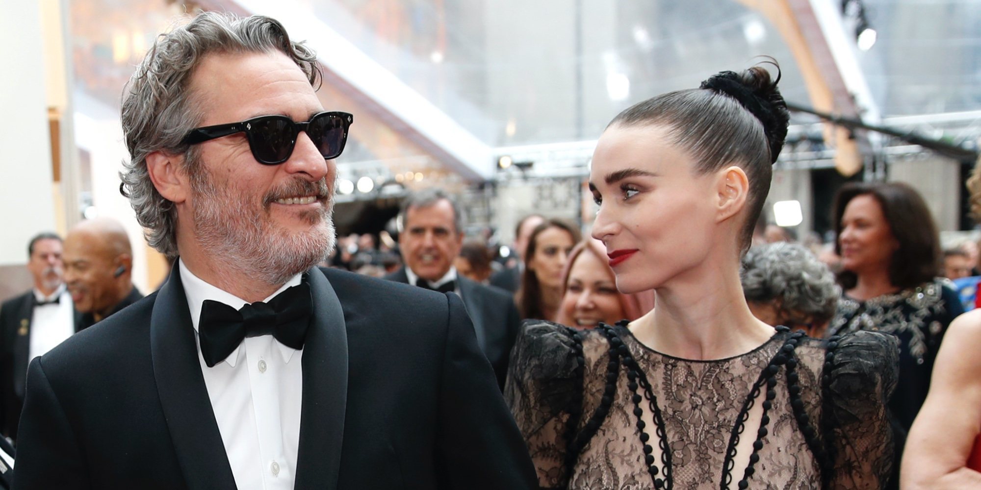 Joaquin Phoenix celebra con Rooney Mara el premio Oscar 2020 a Mejor actor por 'Joker'