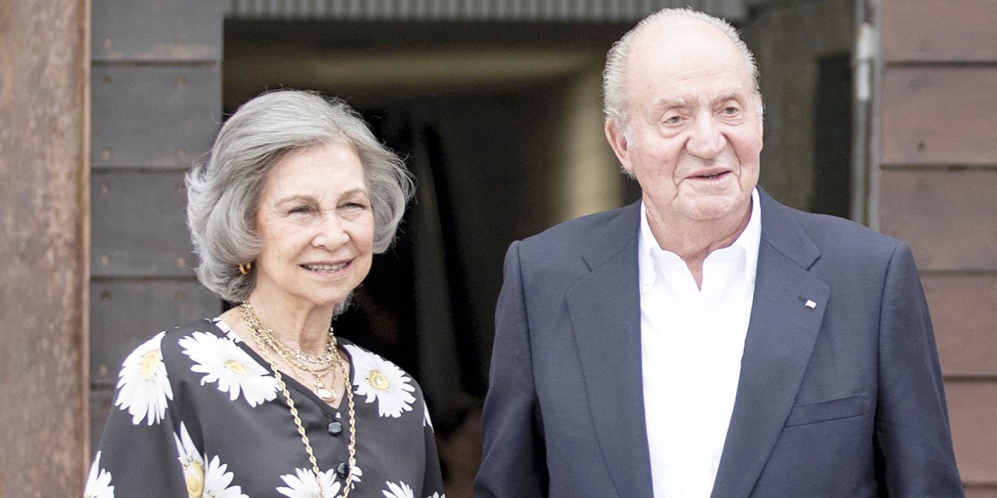 Los Reyes Juan Carlos y Sofía recuperan la sonrisa por separado tras su mala racha