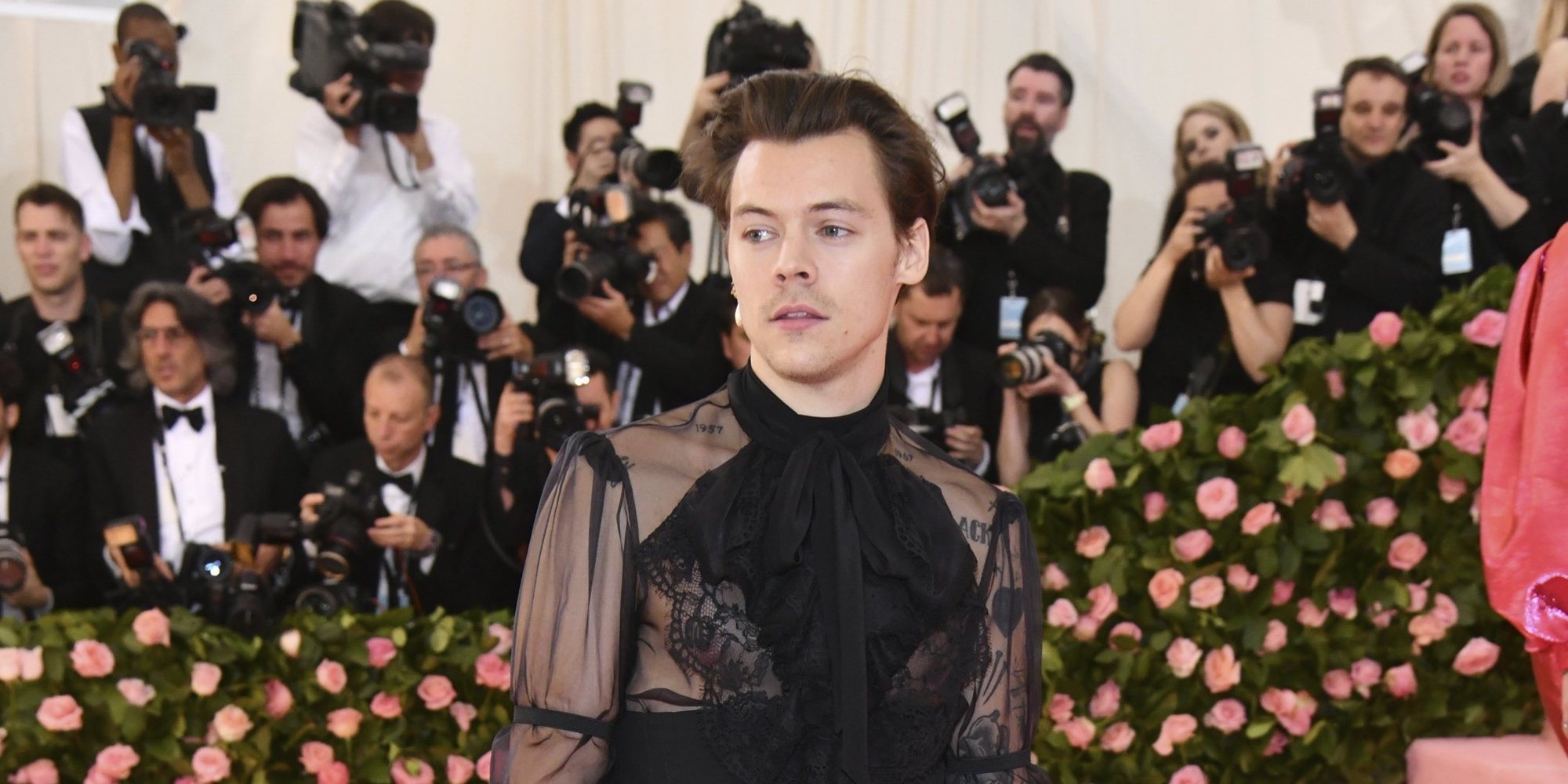 El homenaje de Harry Styles a la fallecida Caroline Flack en la alfombra roja de los Brit Awards 2020