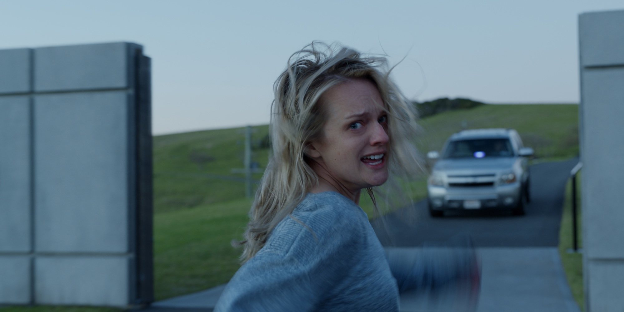 Elisabeth Moss, atacada por un misterio hombre en este clip exclusivo de 'El hombre invisible'