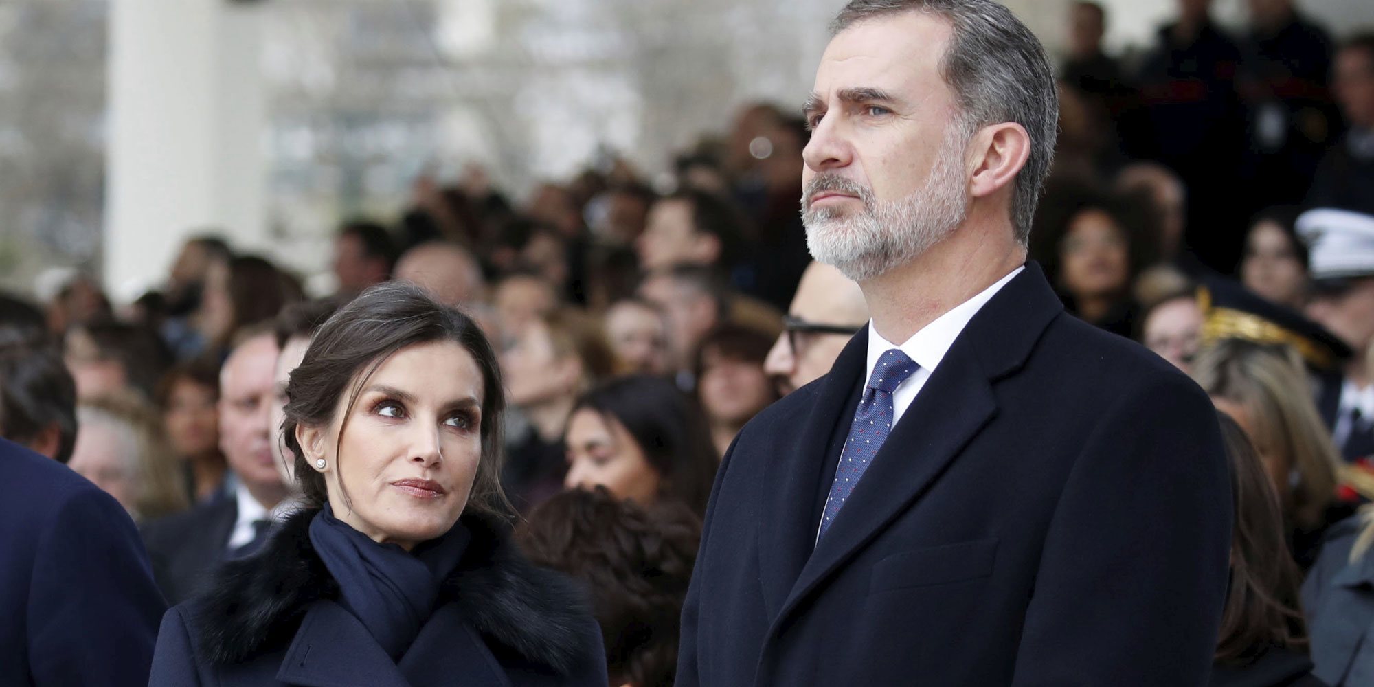 El viaje a París de los Reyes Felipe y Letizia: encuentro con los Macron, sin saludos por el coronavirus y una aglomeración