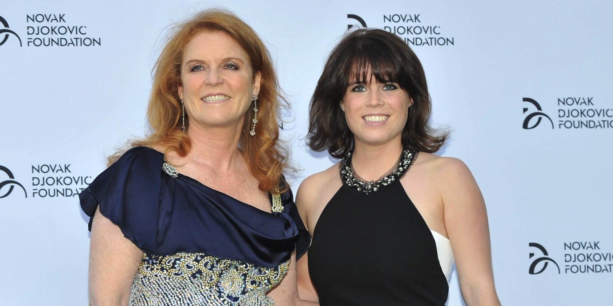 Sarah Ferguson y su hija la Princesa Eugenia de York entregan alimentos y material a hospitales