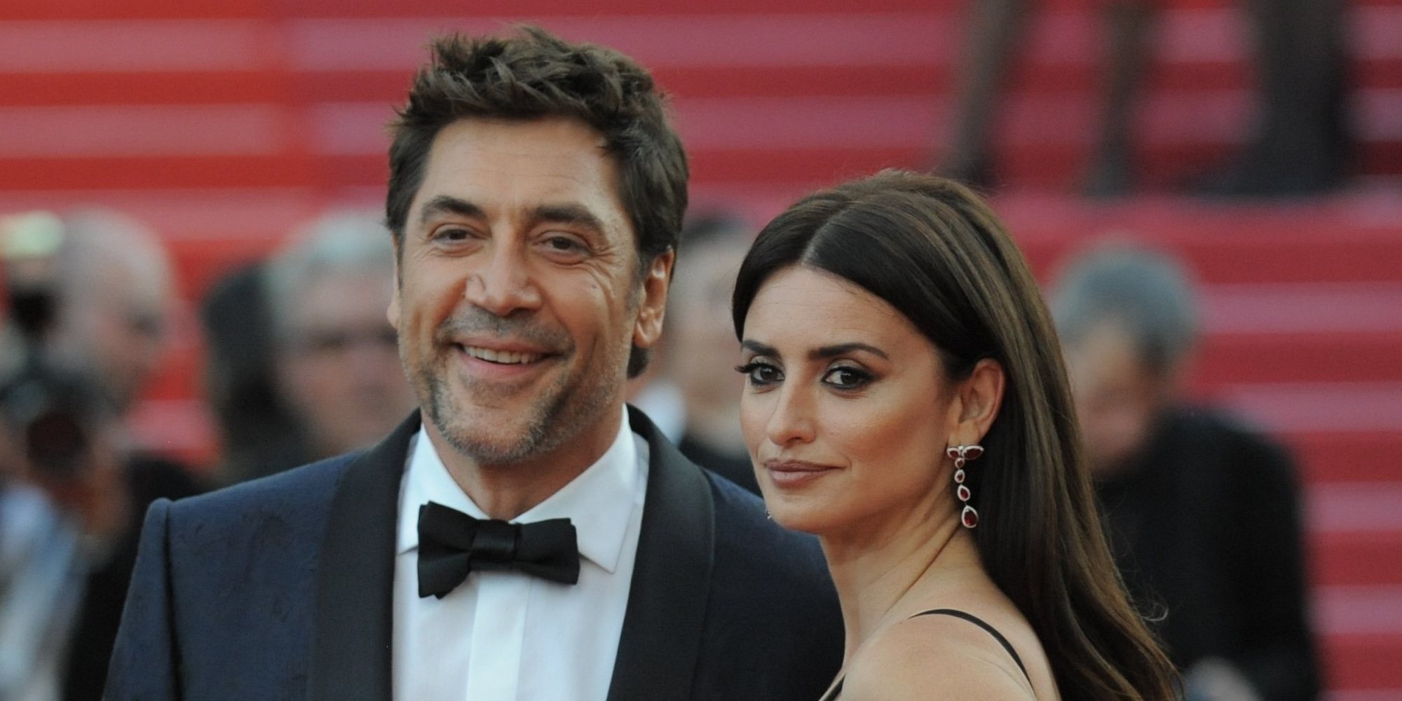 Penélope Cruz y Javier Bardem donan 100.000 guantes y 20.000 mascarillas al hospital La Paz de Madrid