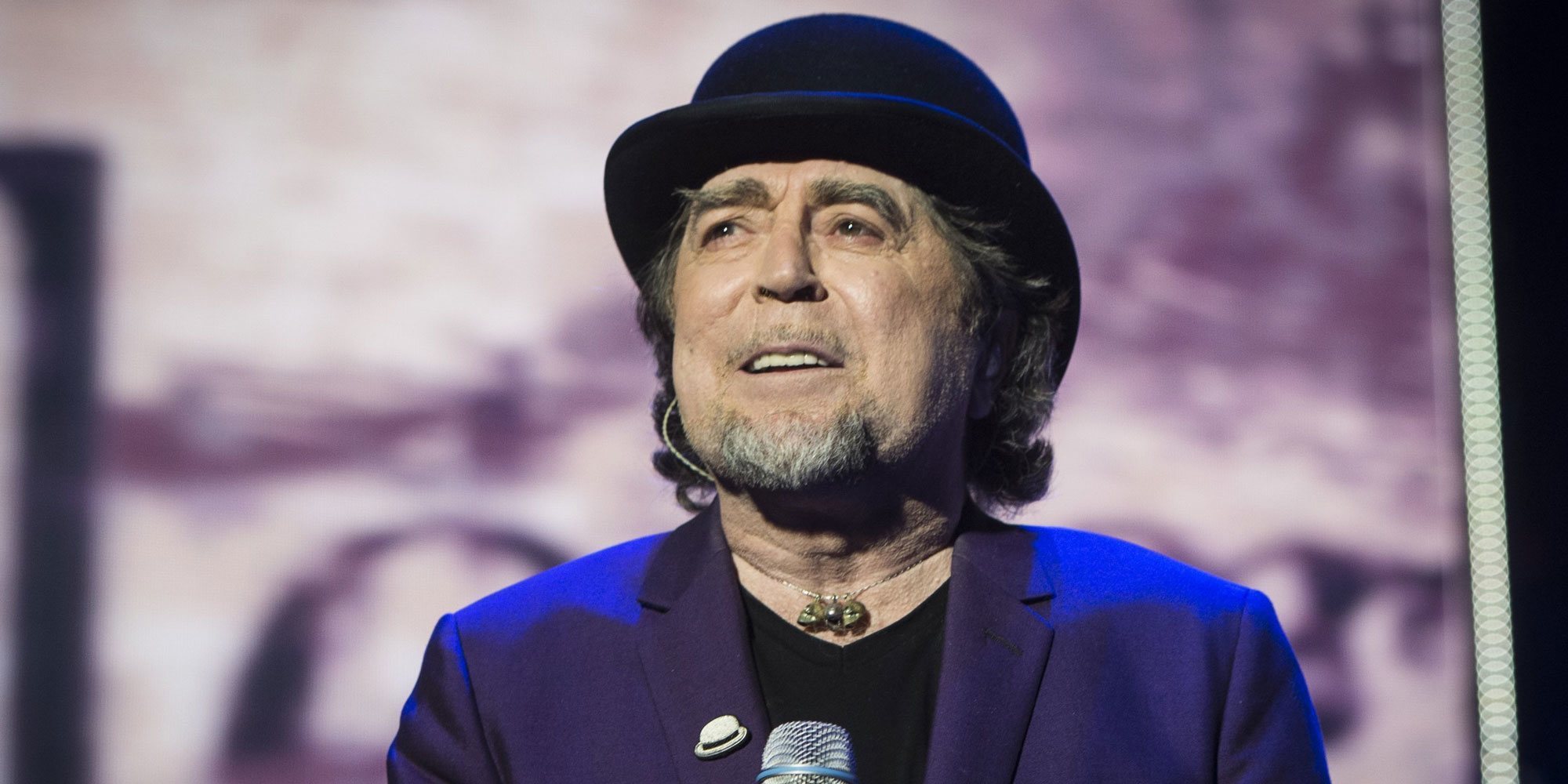 Joaquín Sabina, un vecino más en su balcón aplaudiendo a los sanitarios