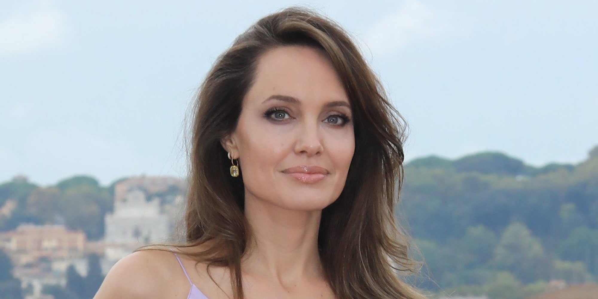 Angelina Jolie dedica una carta a su madre y recuerda su muerte: "Me cambió su marcha"