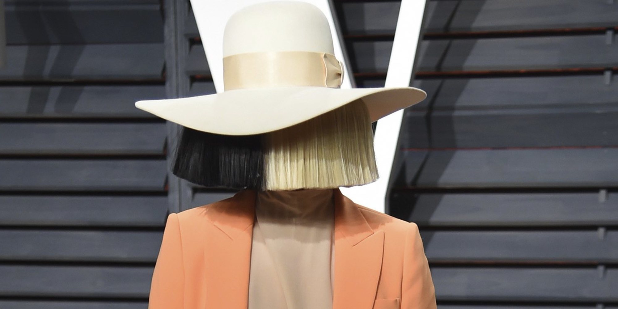 Sia revela que adoptó a dos adolescentes de 18 años en 2019