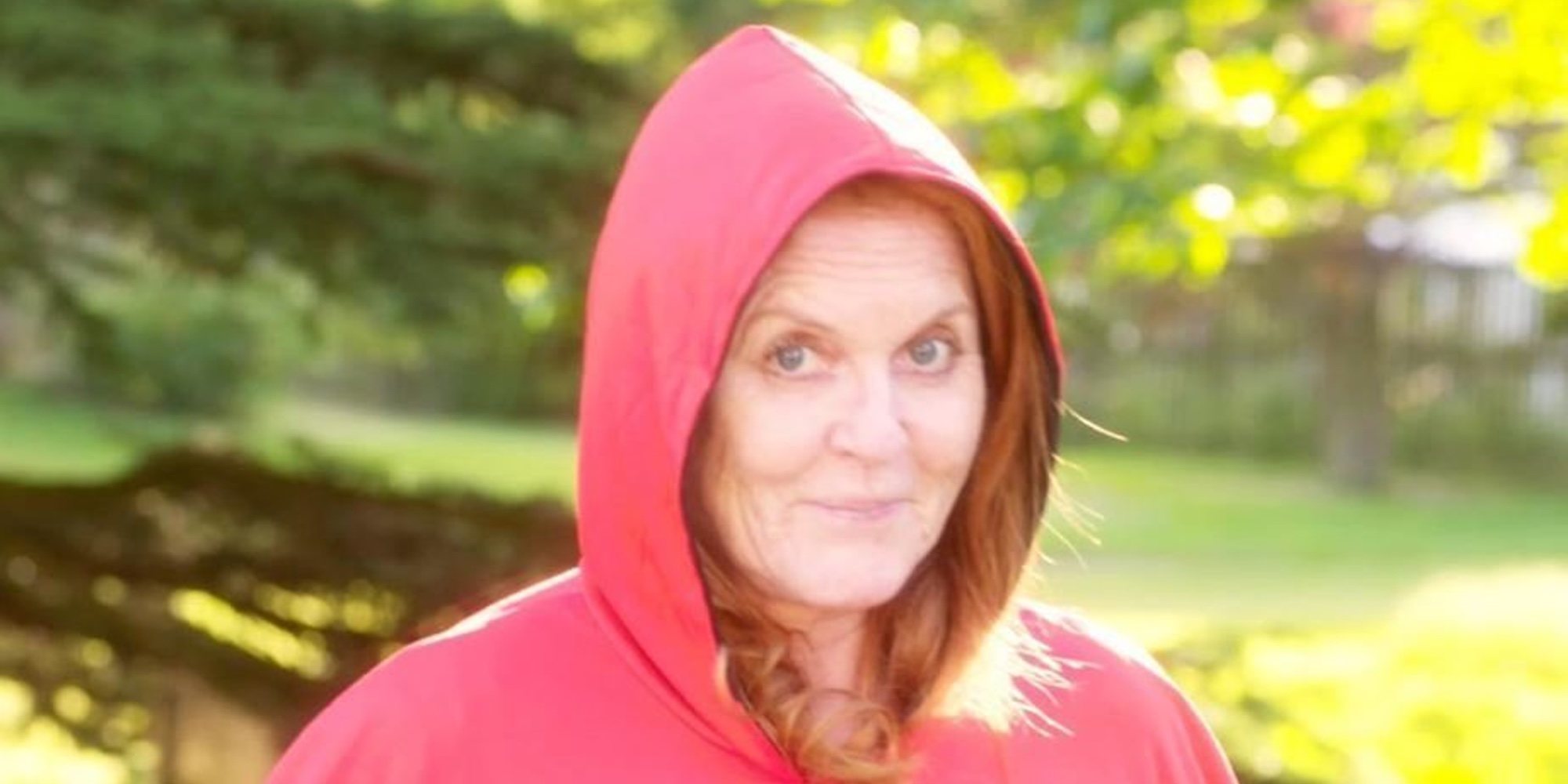 Sarah Ferguson se convierte en Caperucita Roja leyendo el clásico cuento infantil