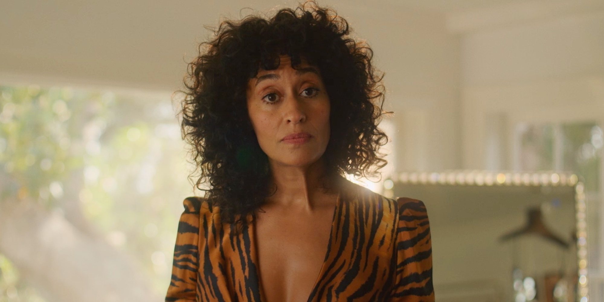 Tracee Ellis Ross pone en duda a Dakota Johnson en este clip en exclusiva de 'Personal assistant'