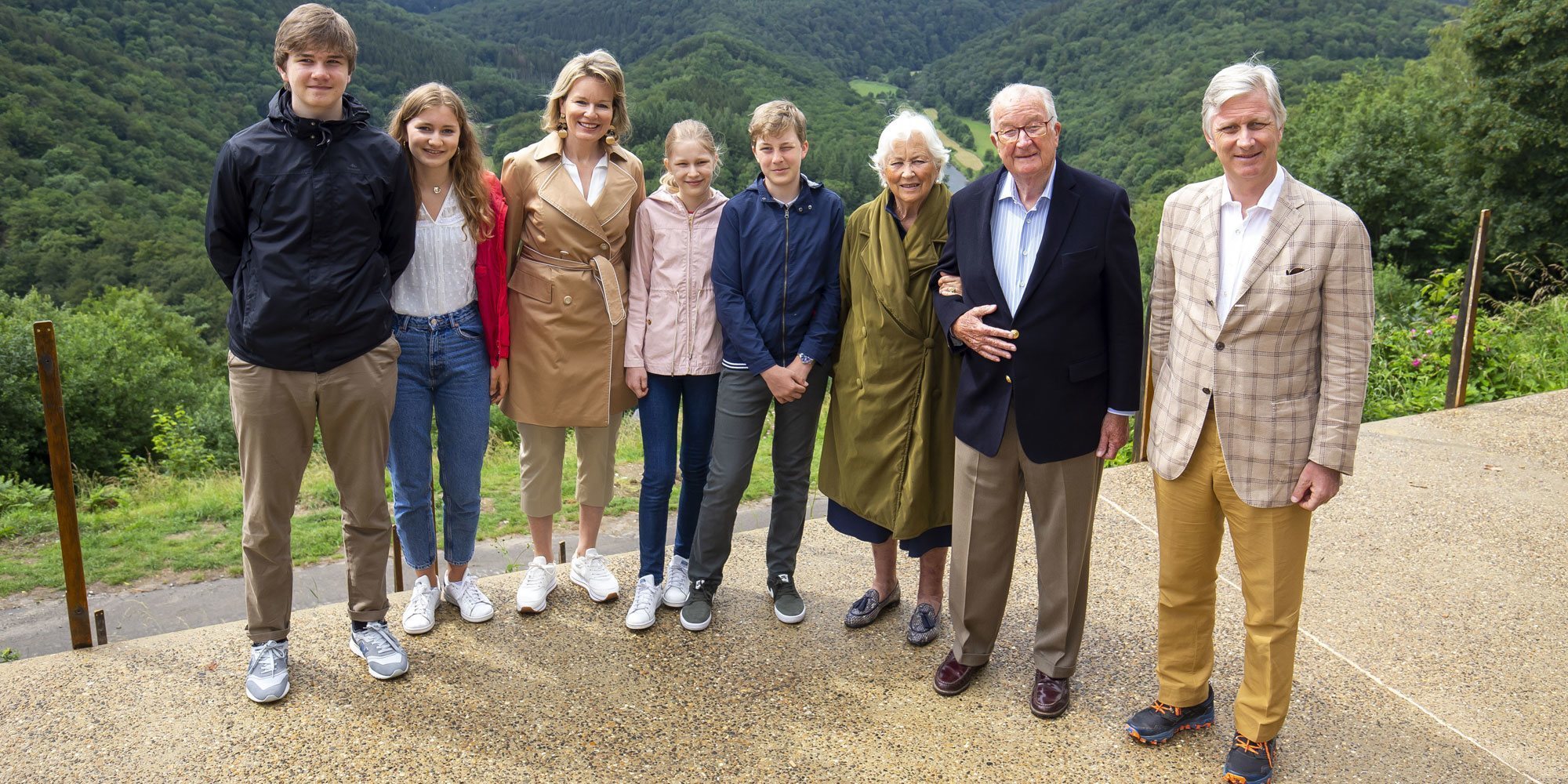 El atípico posado de la Familia Real Belga que une a tres generaciones para fomentar el turismo nacional