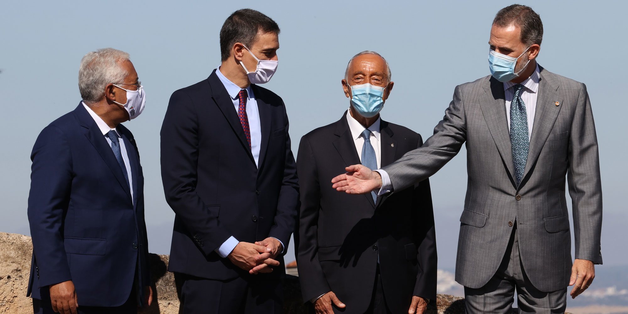 La costumbre traiciona al Rey Felipe en su encuentro con Pedro Sánchez en la reapertura de la Frontera España-Portugal