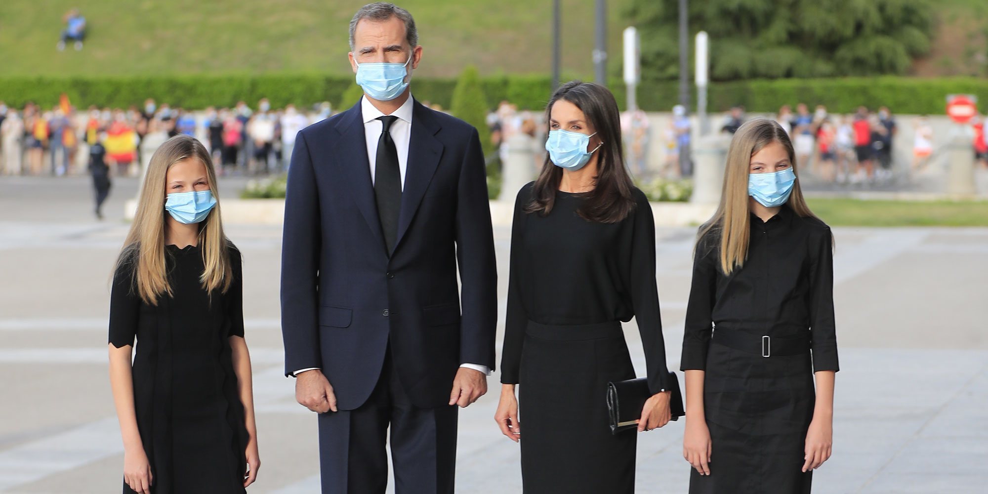 Los Reyes Felipe y Letizia y sus hijas Leonor y Sofía en el funeral por las víctimas del COVID19: luto y saludos sin contacto