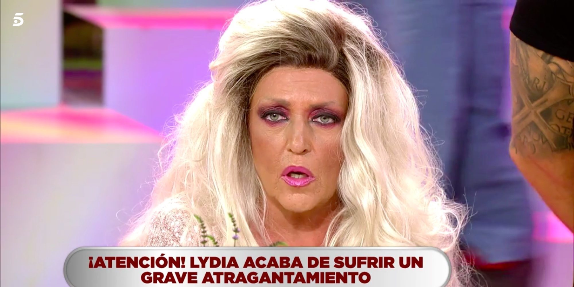 El susto de Lydia Lozano con una espina durante 'La última cena' de Rafa Mora y Kiko Jiménez