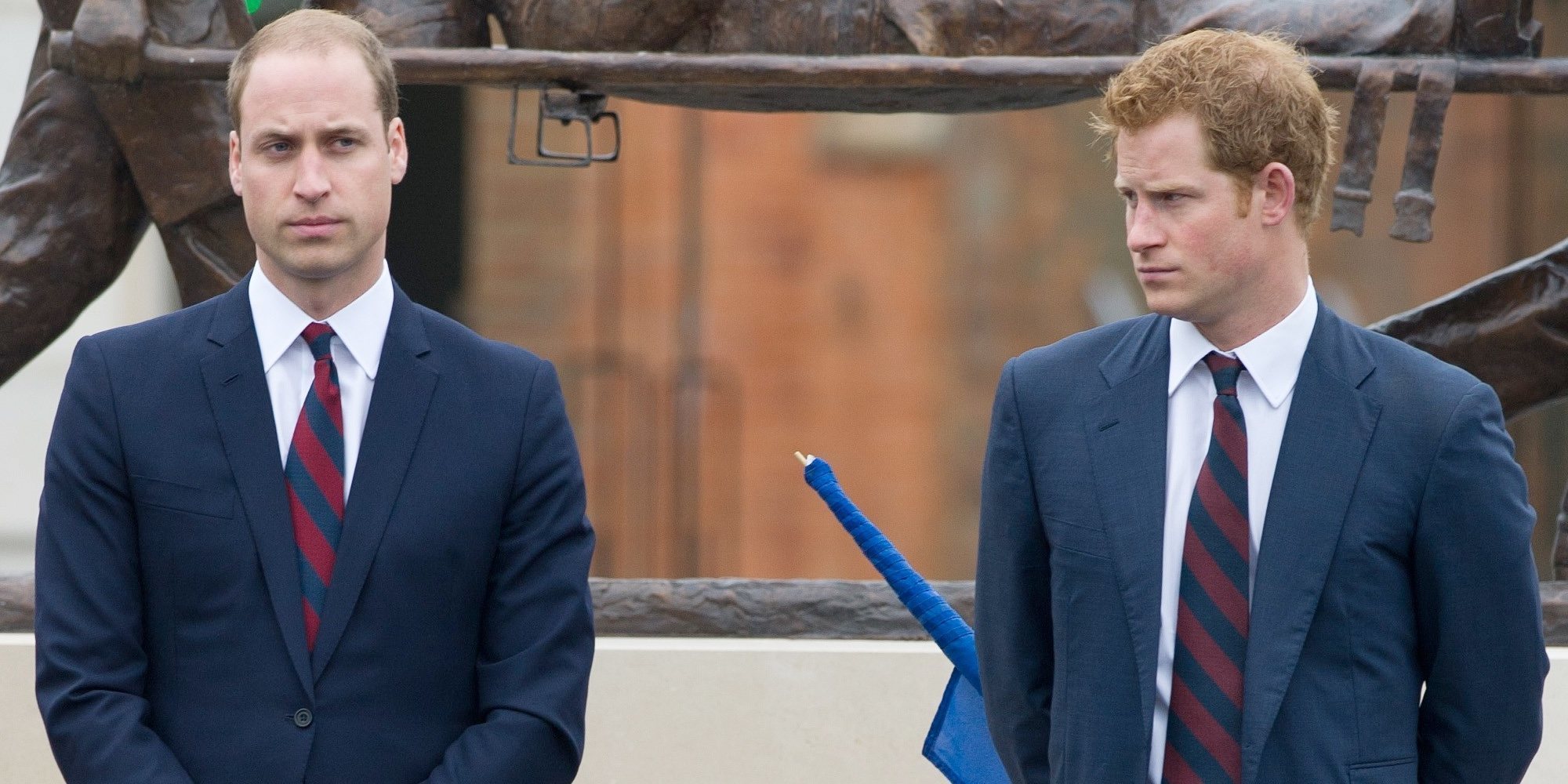 Así empañaron los problemas del Príncipe Guillermo y el Príncipe Harry un posado familiar como homenaje al Príncipe Carlos