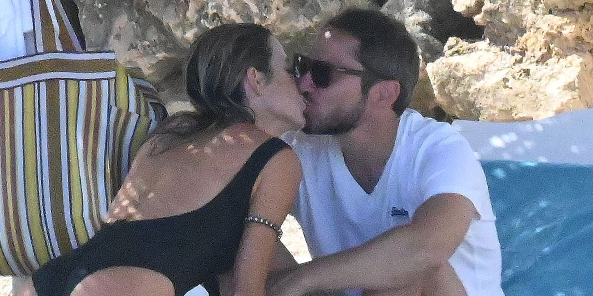 Amelia Bono y Manuel Martos, muy cómplices y cariñosos en sus vacaciones en Marbella