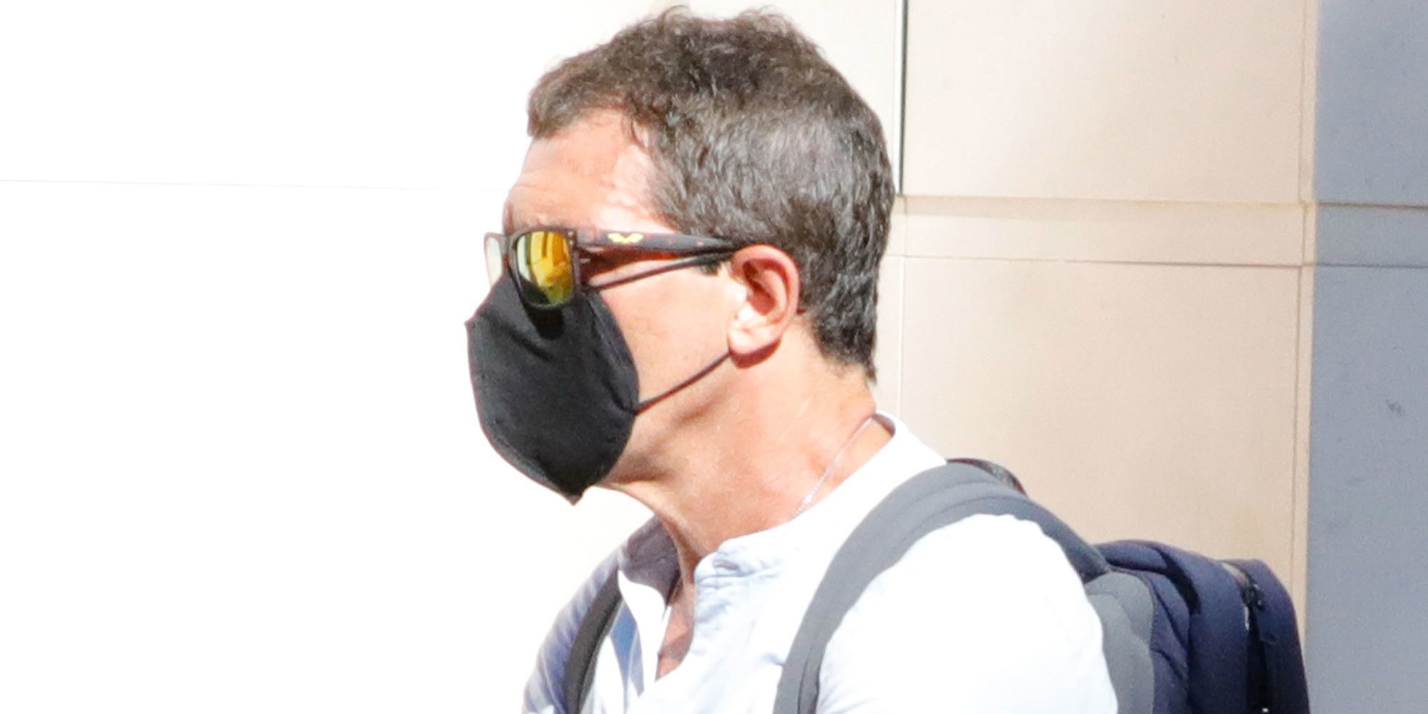 Antonio Banderas disfruta de un paseo en patinete por Málaga tras superar el coronavirus