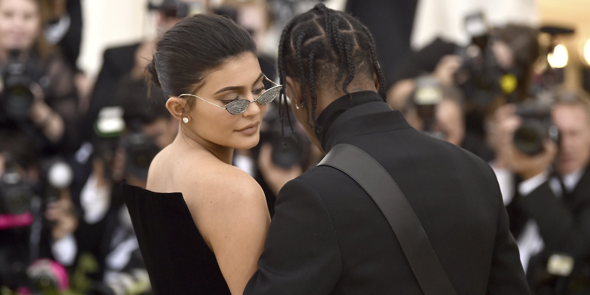 Kylie Jenner queda con otras personas mientras decide si retoma su relación con Travis Scott