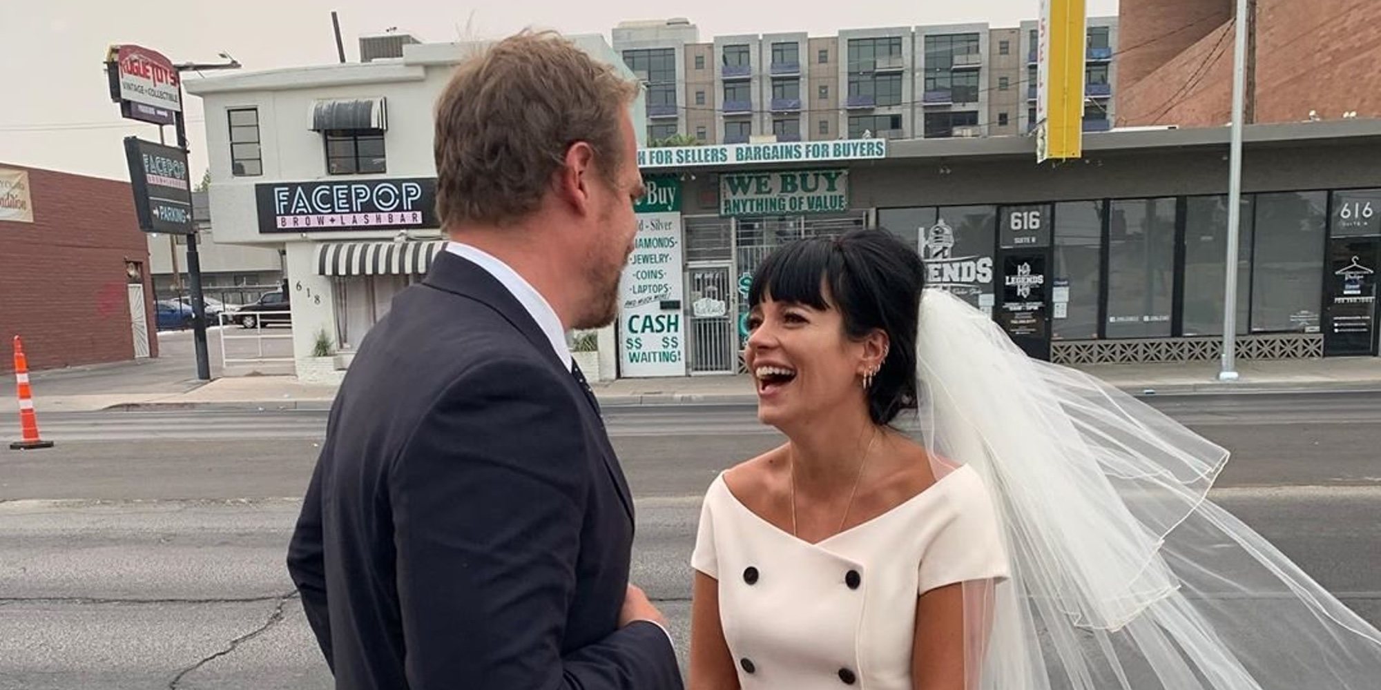 La divertida boda de Lily Allen y David Harbour en Las Vegas con banquete de hamburguesas