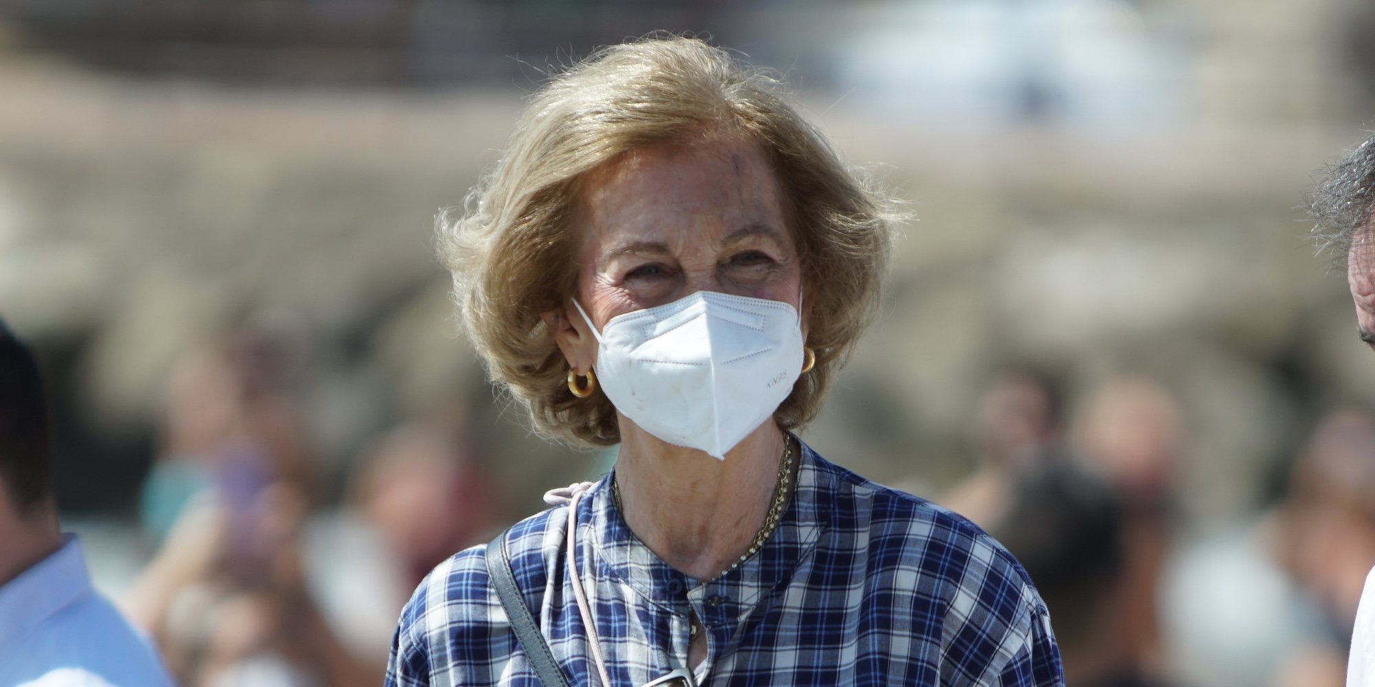 La Reina Sofía vuelve a mostrar su lado más ecológico recogiendo residuos en la playa de Málaga