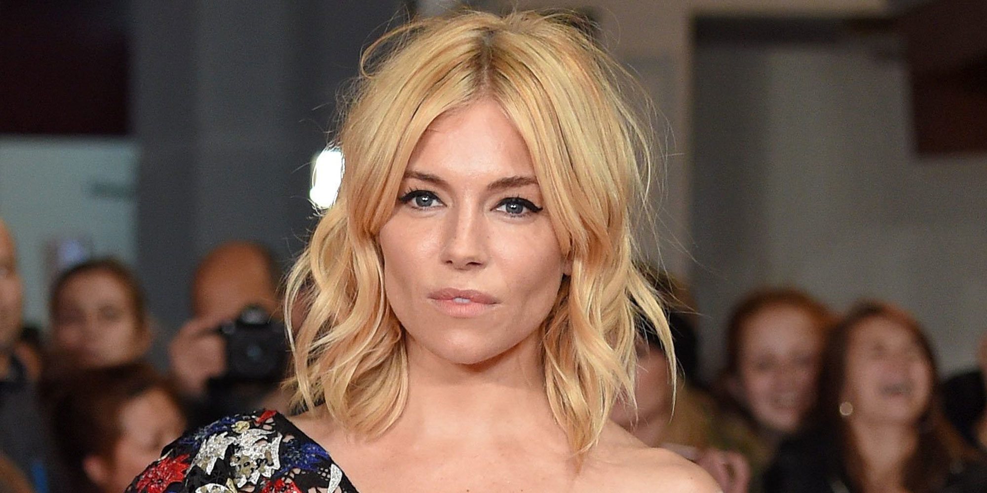 Sienna Miller revela que Chadwick Boseman renunció a parte de su sueldo para dárselo a ella cuando trabajaron juntos