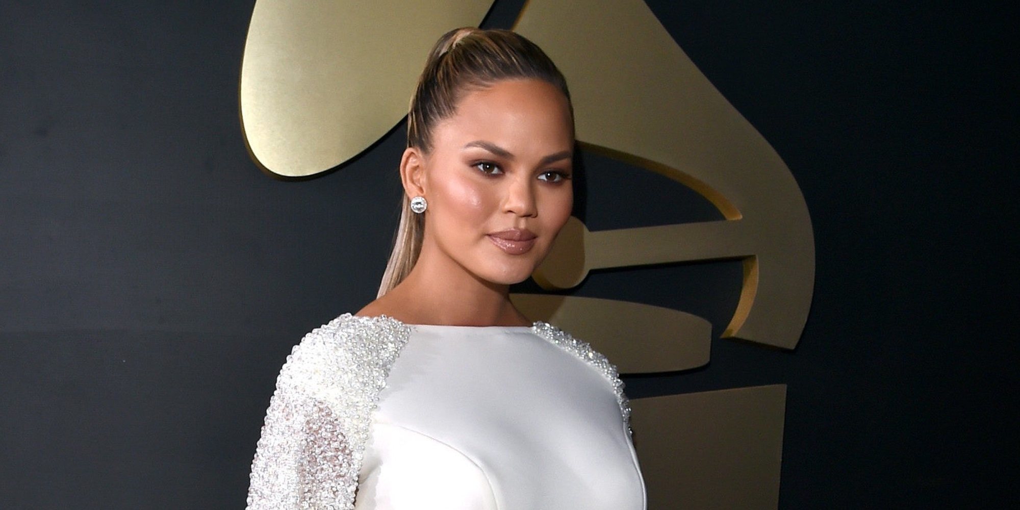 Chrissy Teigen comparte el emotivo homenaje de su hija Luna junto a las cenizas del fallecido Jack