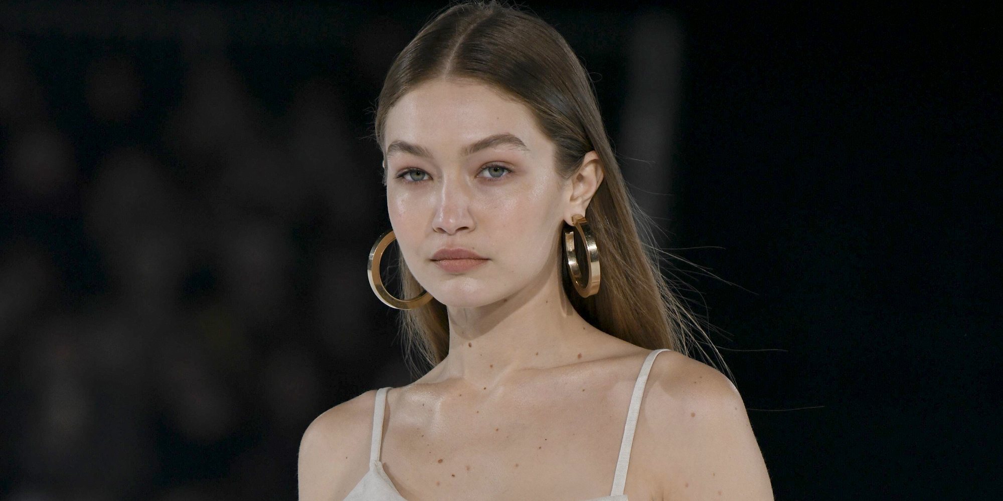 Gigi Hadid vuelve a las pasarelas tras ser madre desfilando para Versace en Milán