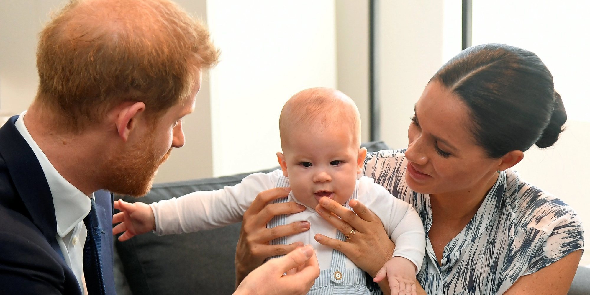 La foto familiar de los Duques de Sussex con Archie Harrison tras su entrevista con Oprah Winfrey