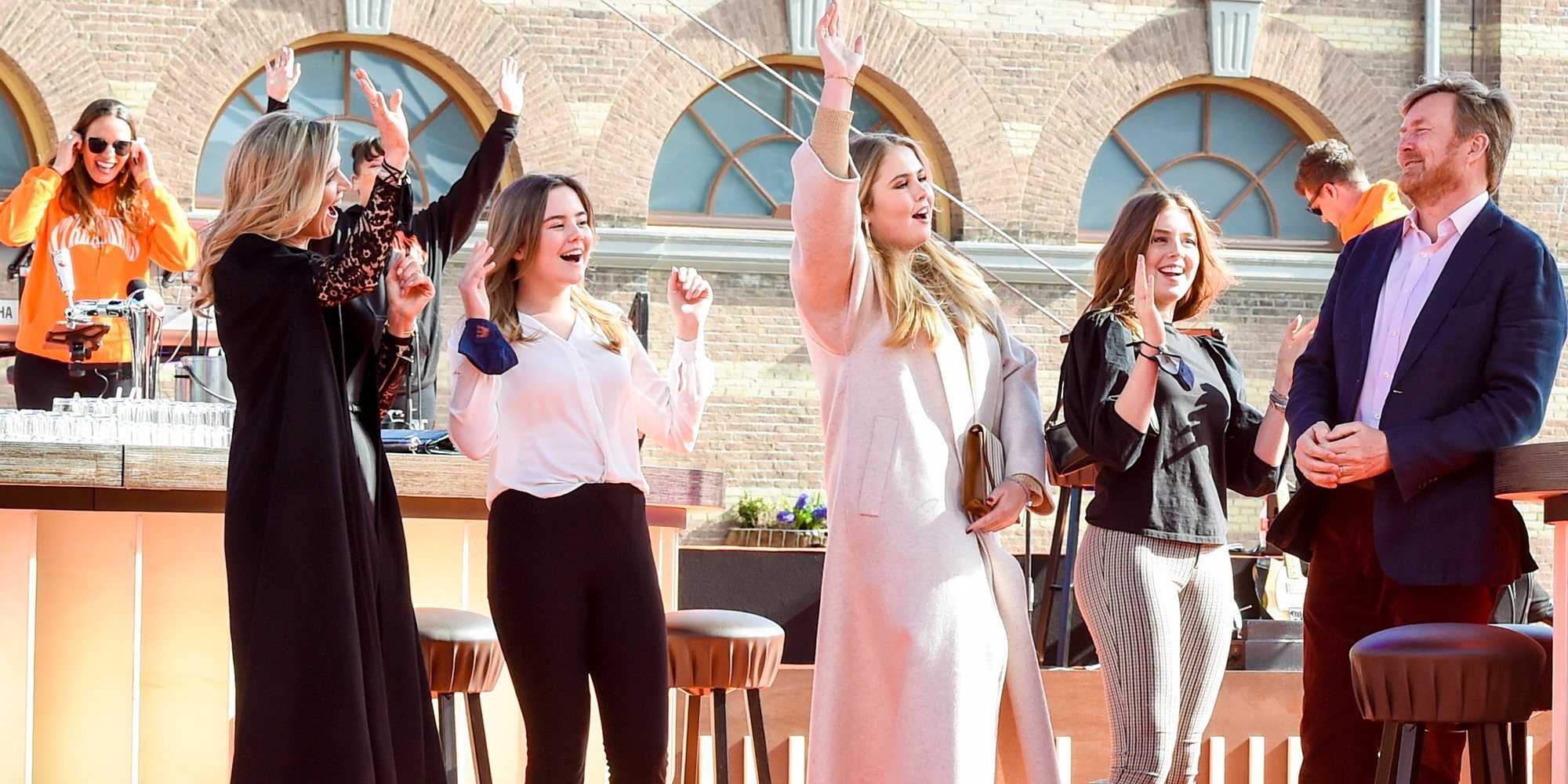 Los Reyes de Holanda y sus hijas se vienen arriba junto a Duncan Laurence en el concierto del Día del Rey 2021