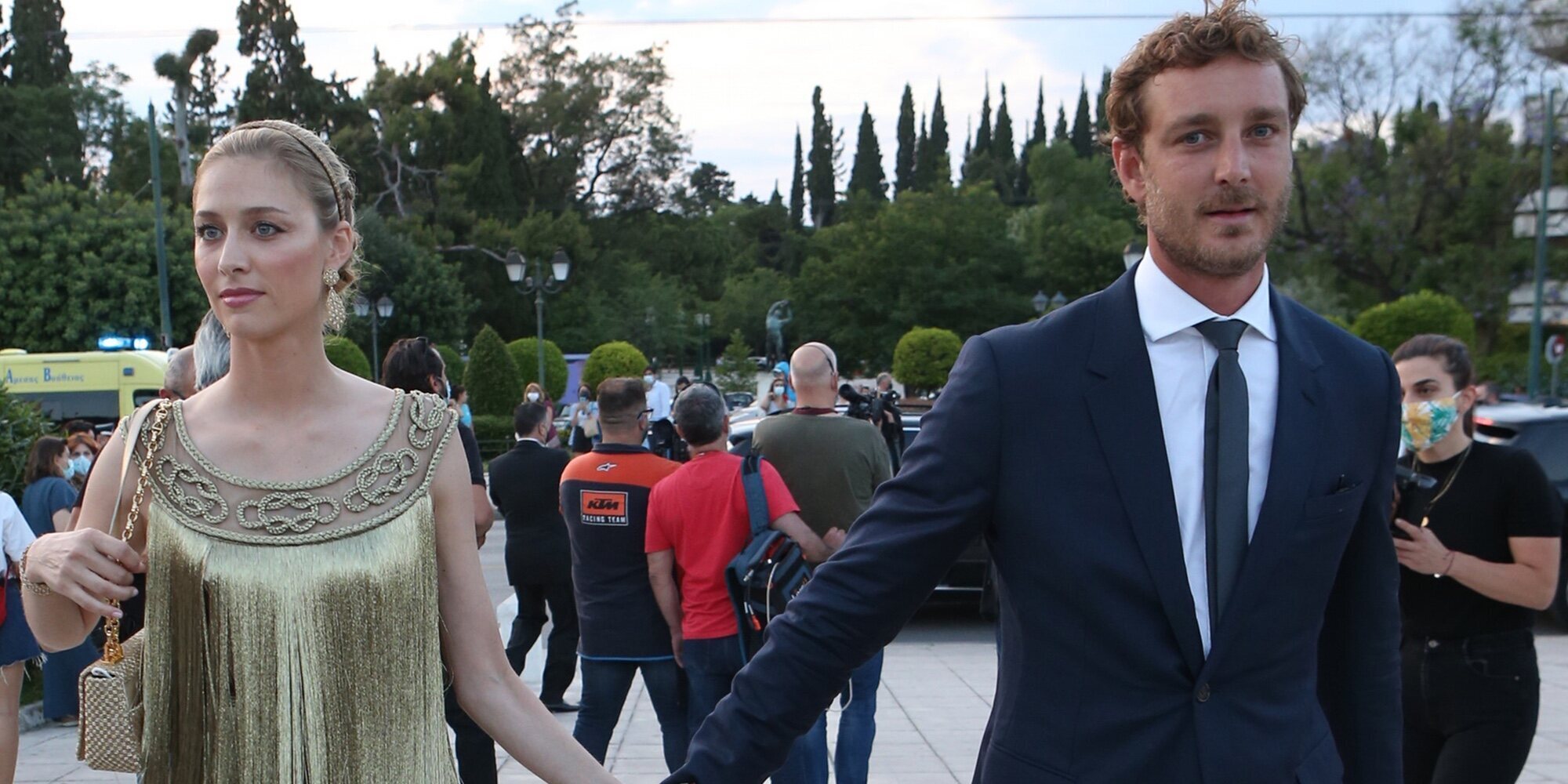 Beatrice Borromeo deslumbra al más puro estilo ateniense de la mano de Pierre Casiraghi en un desfile de Dior