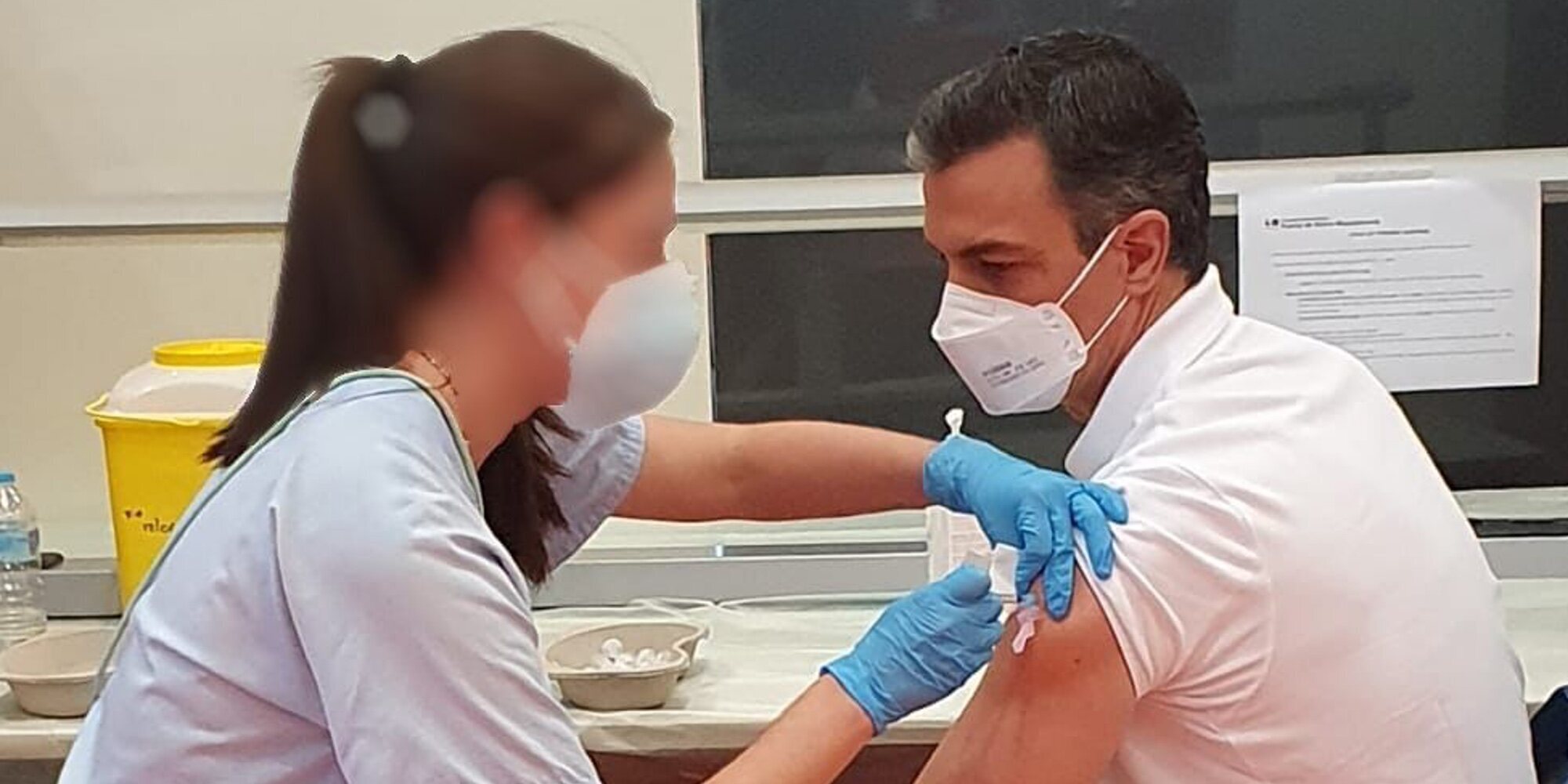 Pedro Sánchez recibe la primera dosis de la vacuna contra el coronavirus