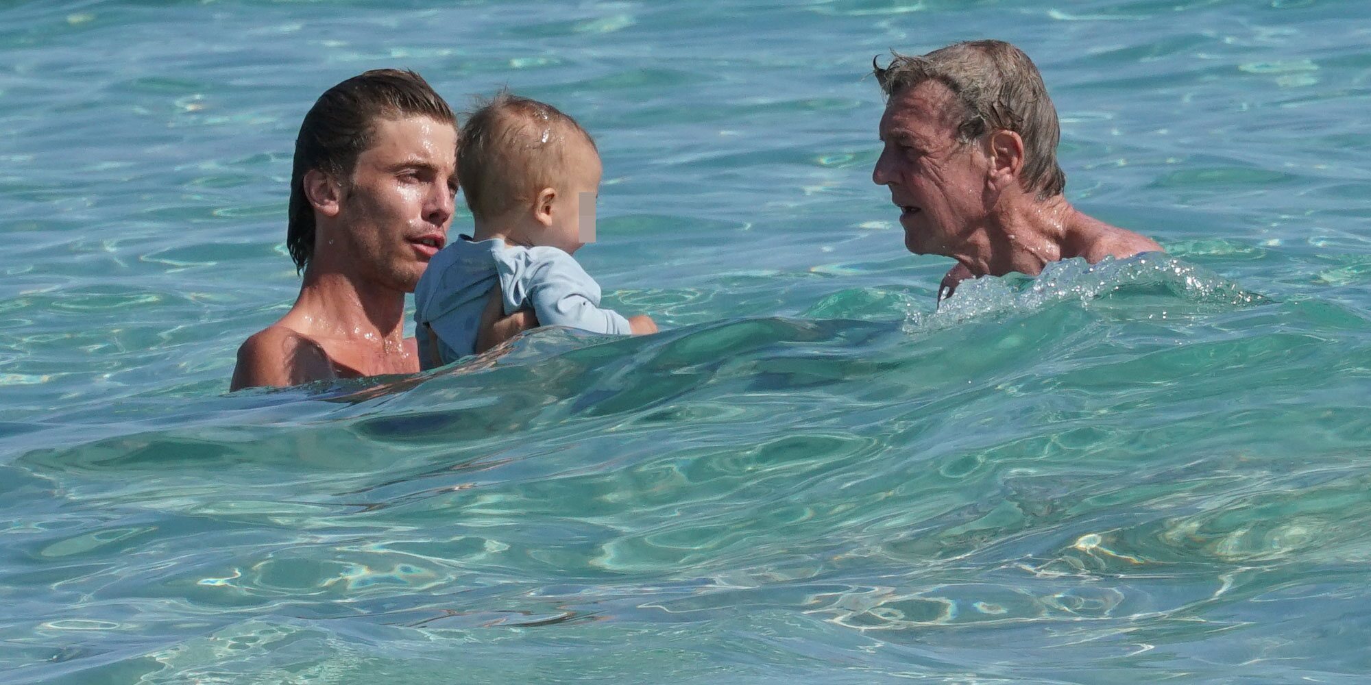 Ernesto de Hannover, un feliz abuelo en Formentera con los hijos de Christian de Hannover y Sassa de Osma