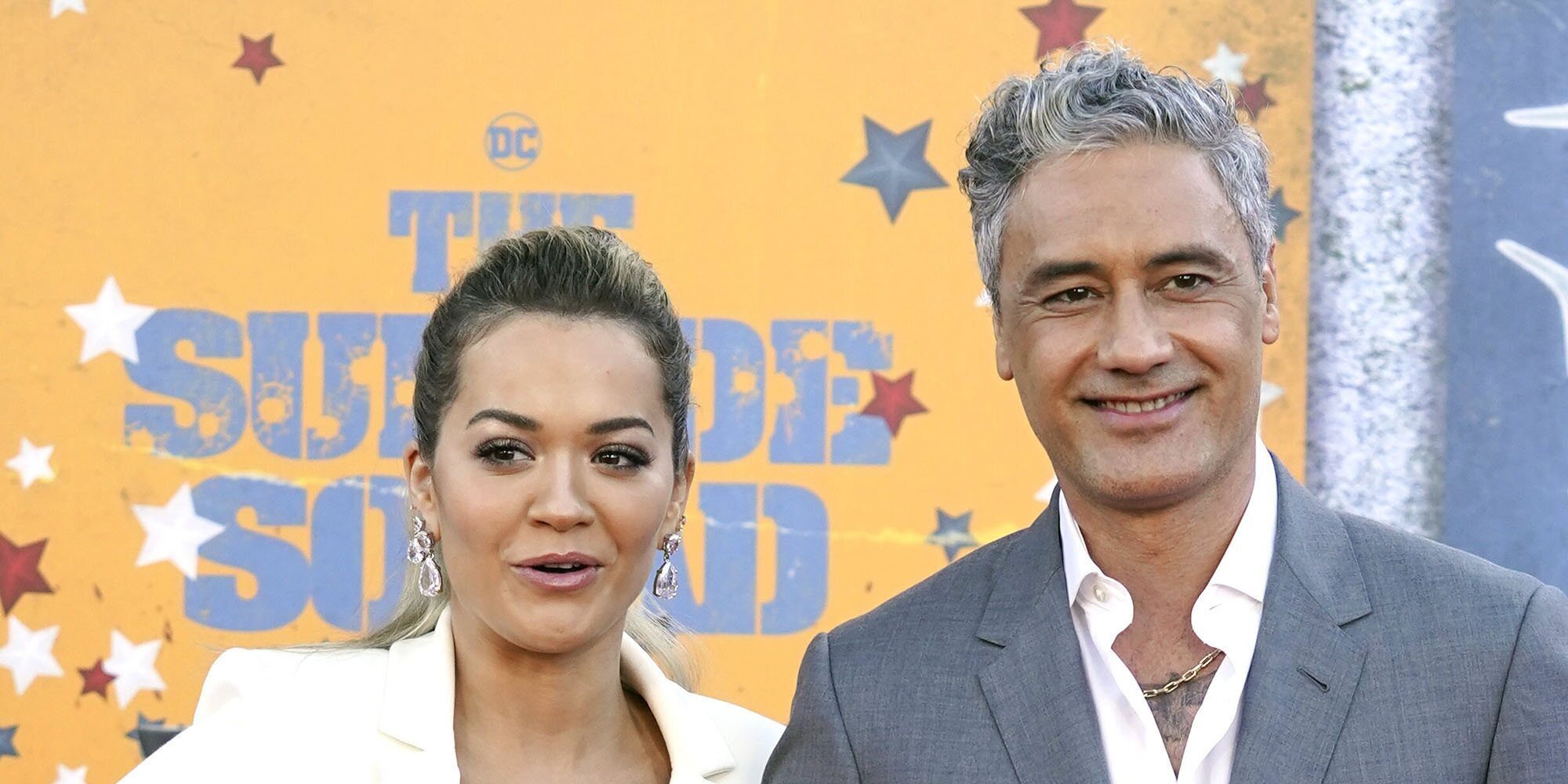 Rita Ora y Taika Waititi posan como pareja por primera vez en el estreno de 'El escuadrón suicida'