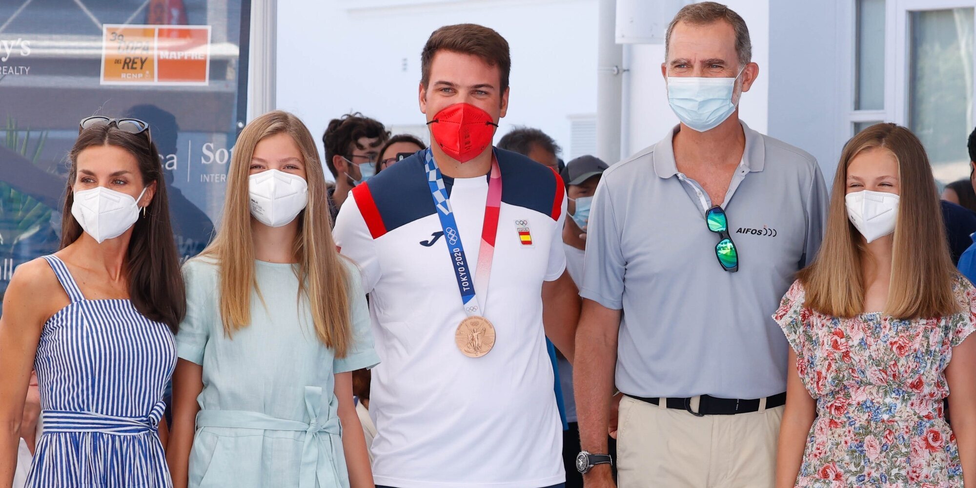 Los Reyes Felipe y Letizia, Leonor y Sofía reciben al medallista olímpico Joan Cardona en el Club Náutico de Palma