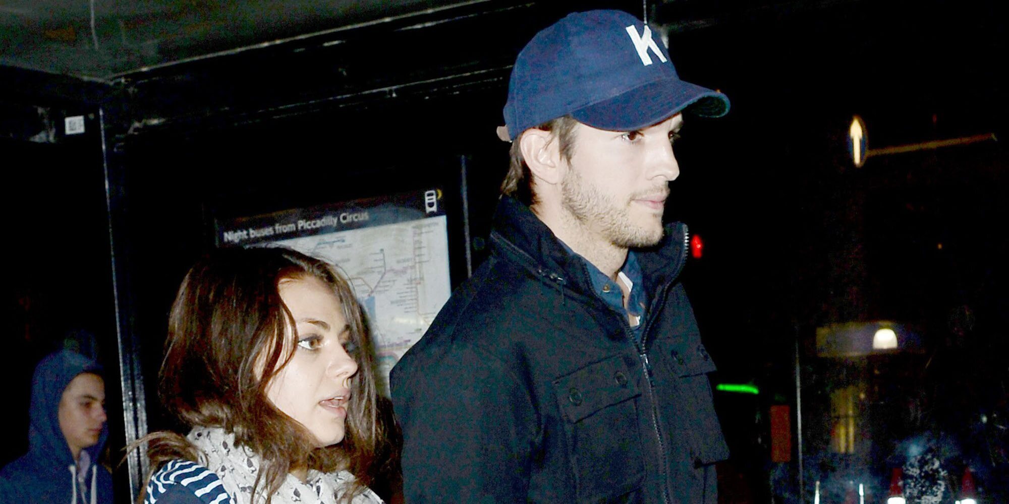 Ashton Kutcher y Mila Kunis se ríen de sí mismos después de la polémica sobre la ducha de sus hijos