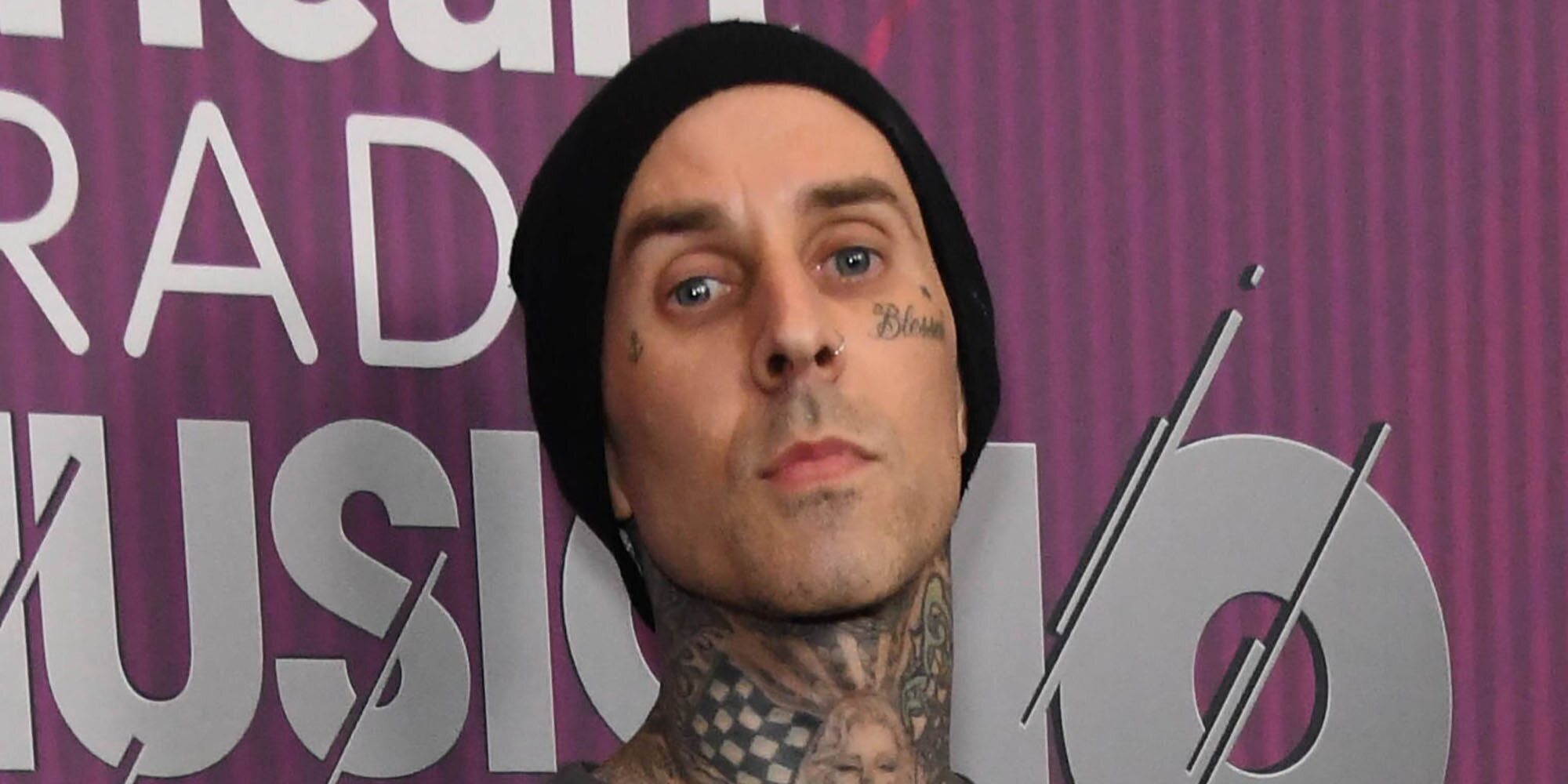 Travis Barker vuelve a volar 13 años después de haber sobrevivido a un accidente de avión