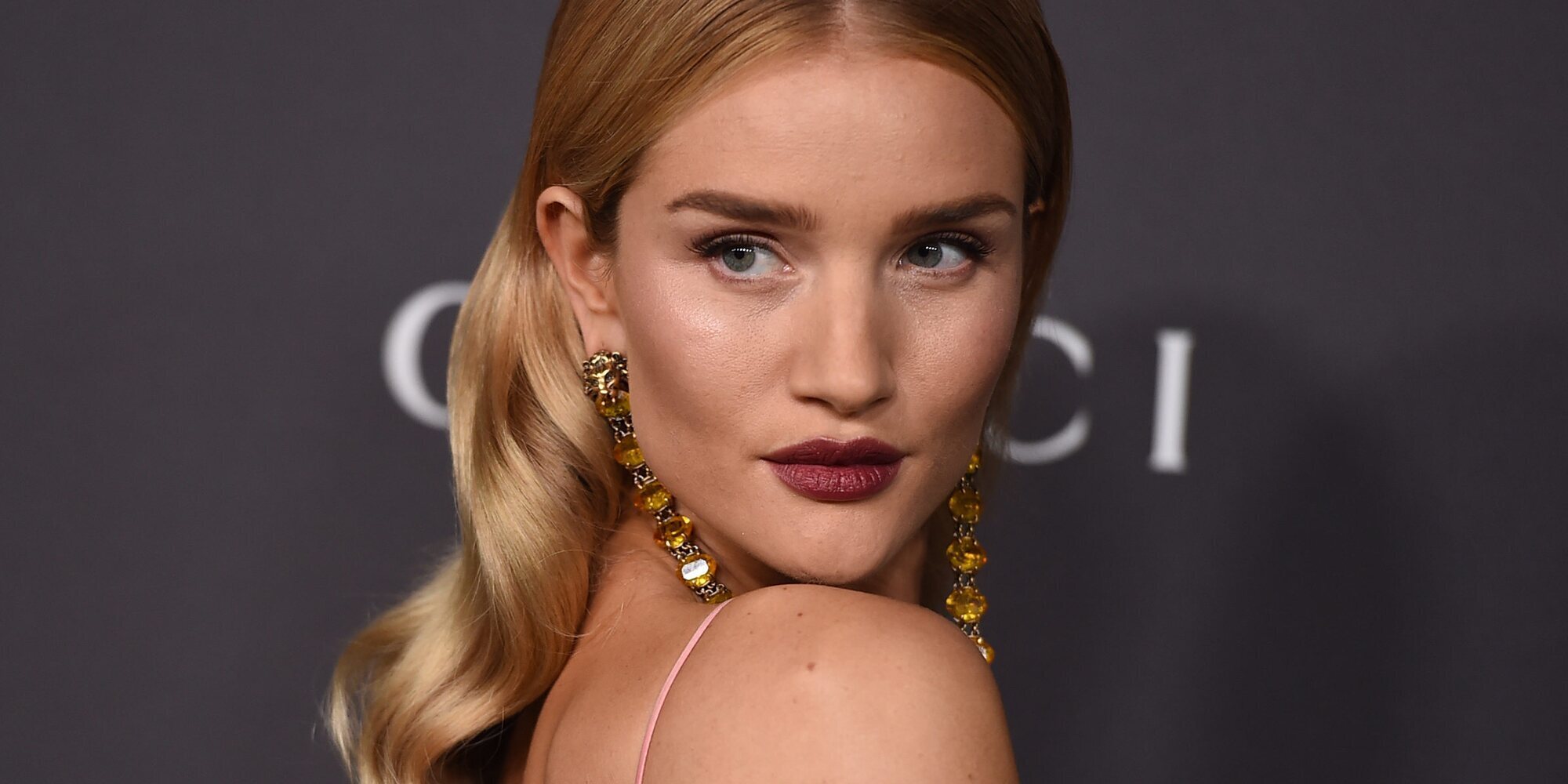 Rosie Huntington-Whiteley anuncia su segundo embarazo presumiendo de barriga