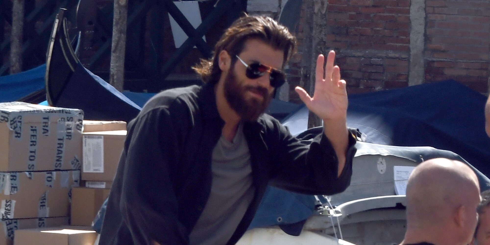 Can Yaman sigue disfrutando de Venecia tras ser galardonado con un Filming Italy