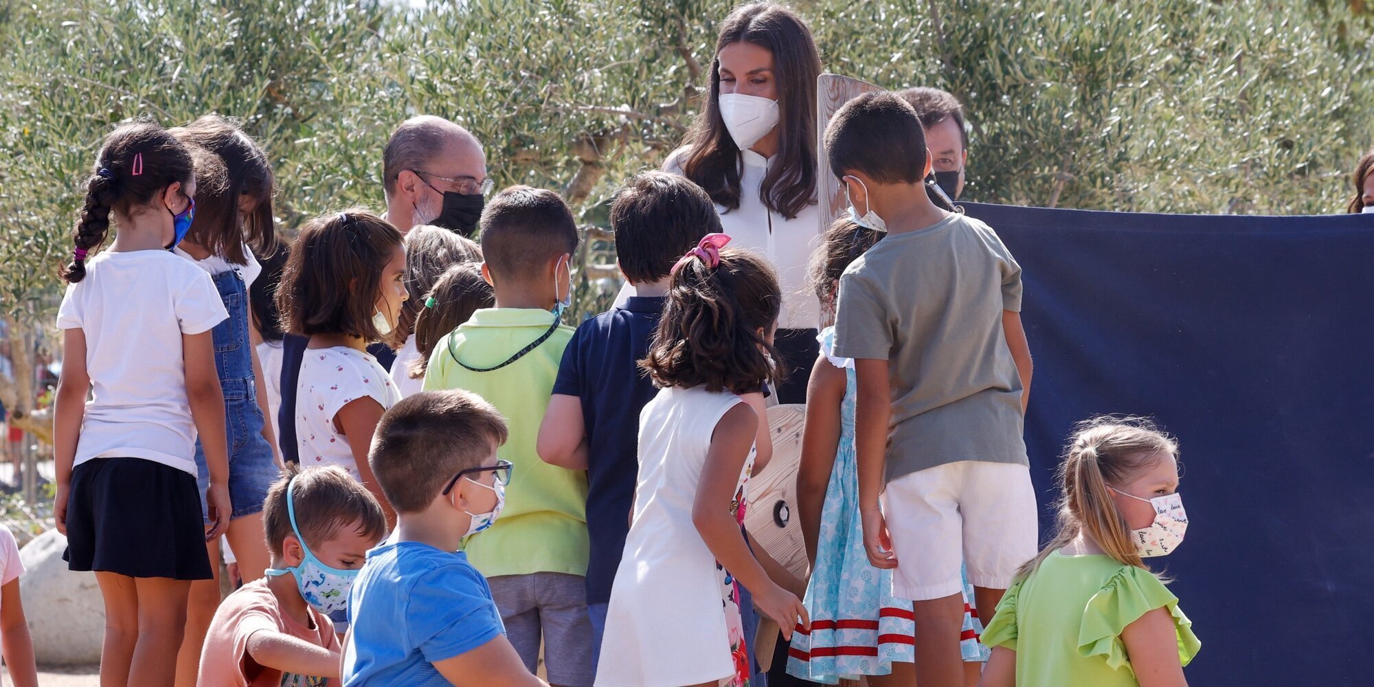 La 'vuelta al cole' de la Reina Letizia en Zuera: clases, recreo con los escolares y cuentacuentos